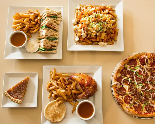 Assortiment de plats Pizza Bellerose : club sandwich, poutine, poulet et pizza