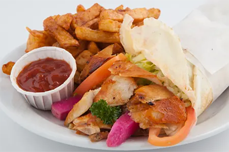 Assiette de pita au poulet avec pommes de terre et légumes