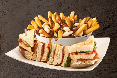 Poutine accompagnée d’un club sandwich